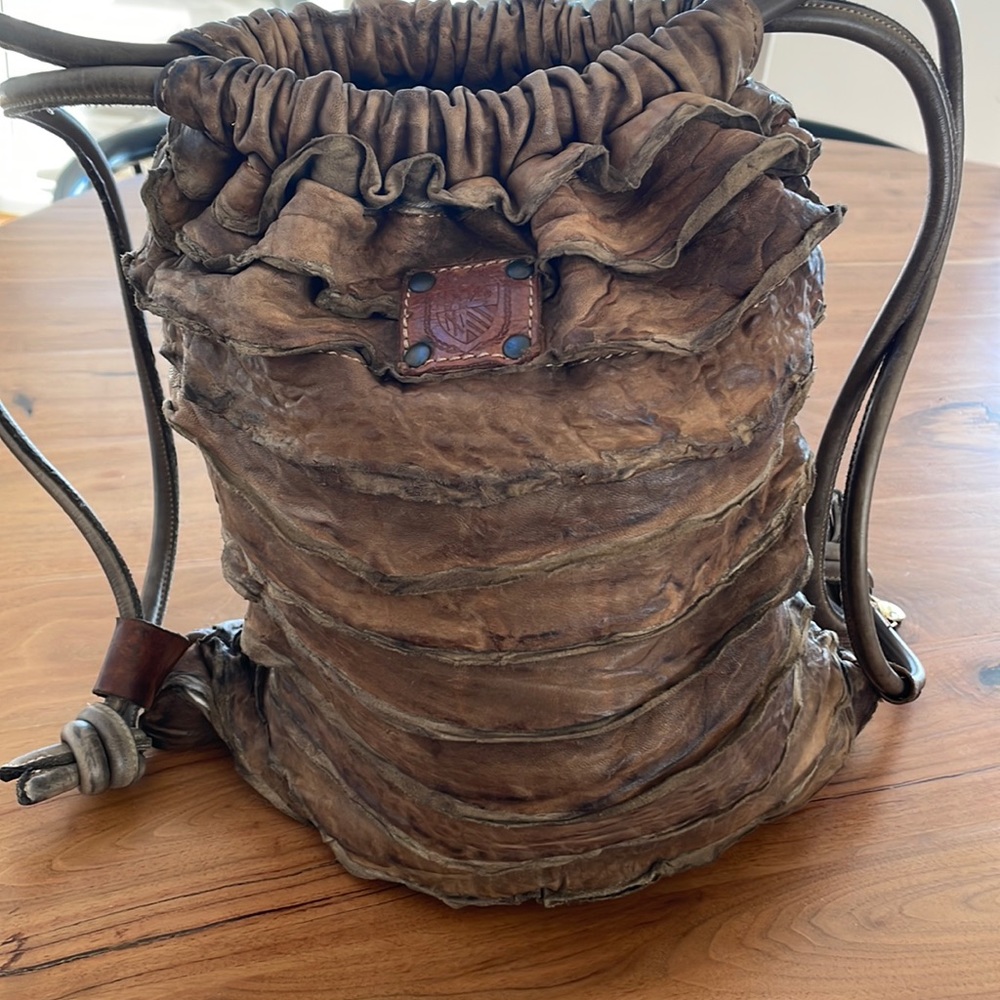 Axel’s - Mochila Leather Ruffle Drawstring Bag in Olive